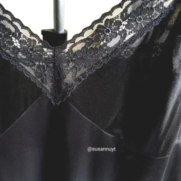 Classic Vintage VANITY FAIR Black Lace Dress Slip - Picture 2 of 4
